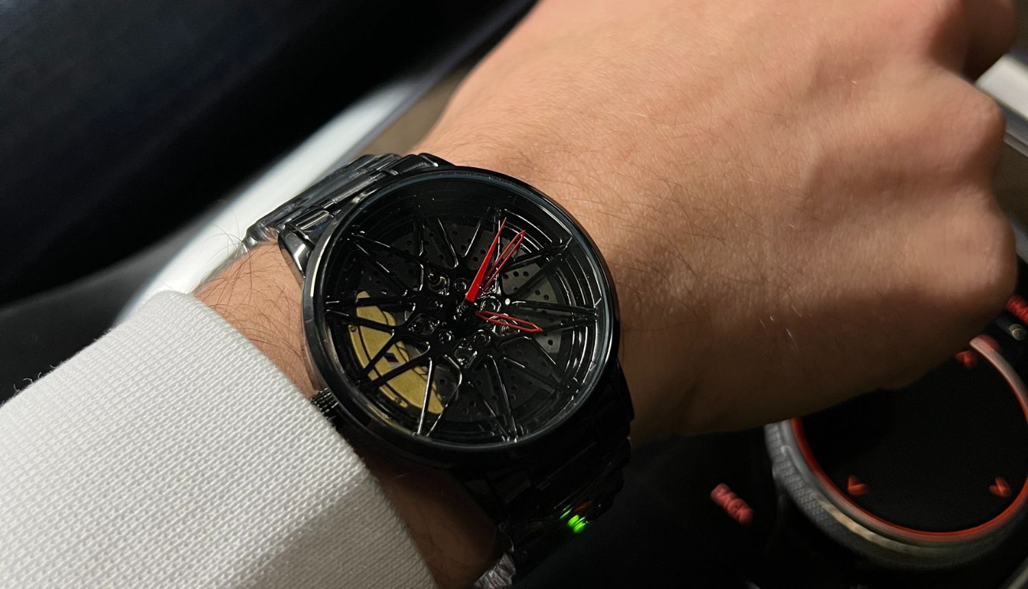 Le passionné d’automobile porte sa montre GT KRONOS Vagner 6M au poignet. Le cadran de cette montre GT KRONOS rappelle la jante des voitures BMW. Il conduit sa bmw